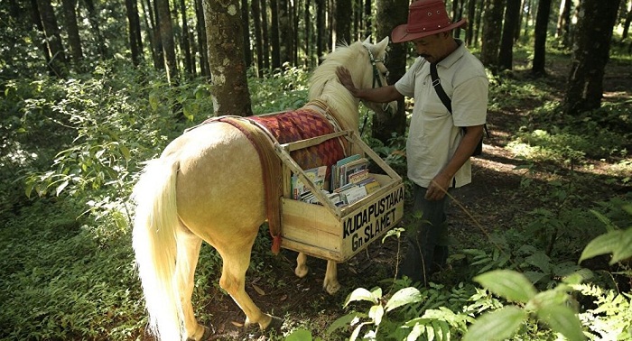 Il fait de son cheval une bibliothèque mobile pour faire lire les enfants